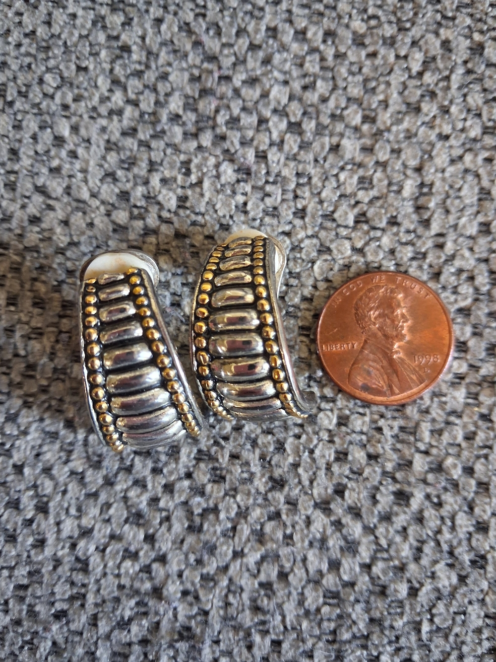 Vintage Two-Tone Ribbed Hoop Earrings - Silver & Gold - Picture 6 of 6